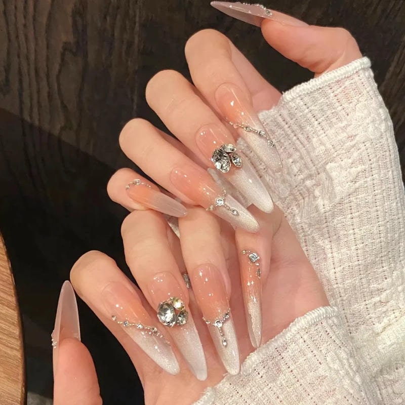 Khám phá nail nhũ cuốn hút