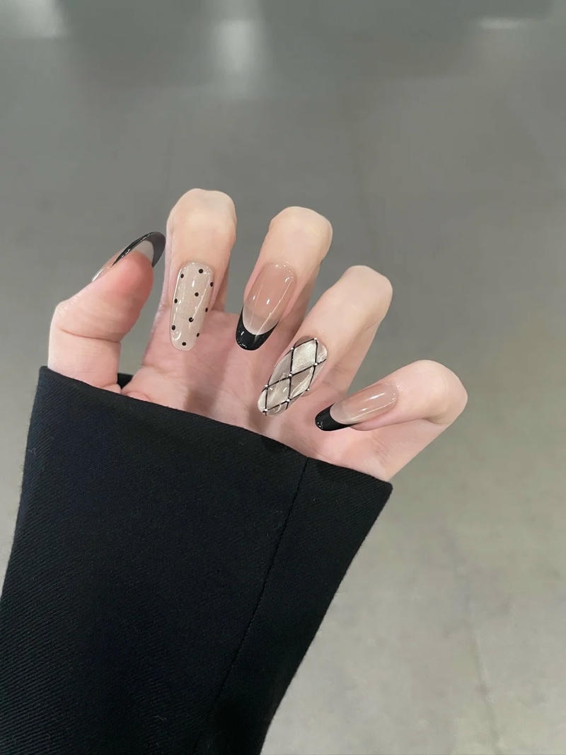 Loạt nail kẻ đẹp