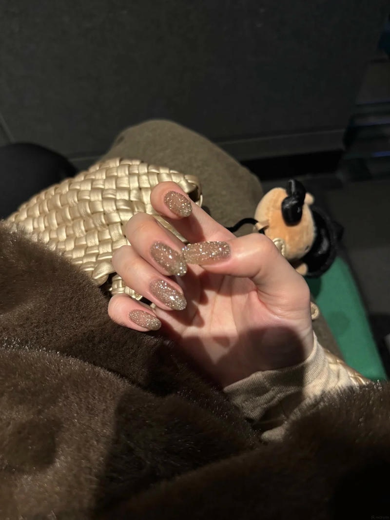 Loạt nail kim tuyến đẹp