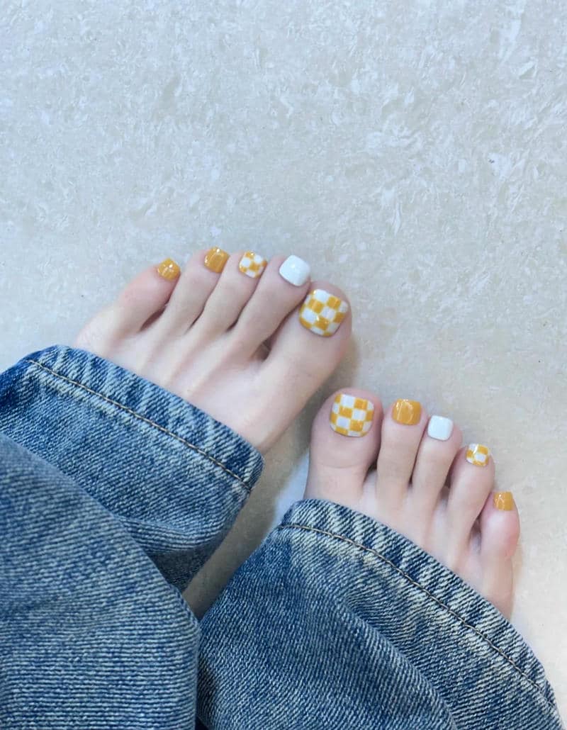 Ngắm nail chân kẻ hot