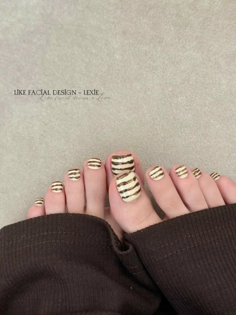 Ngắm nail chân kẻ mới