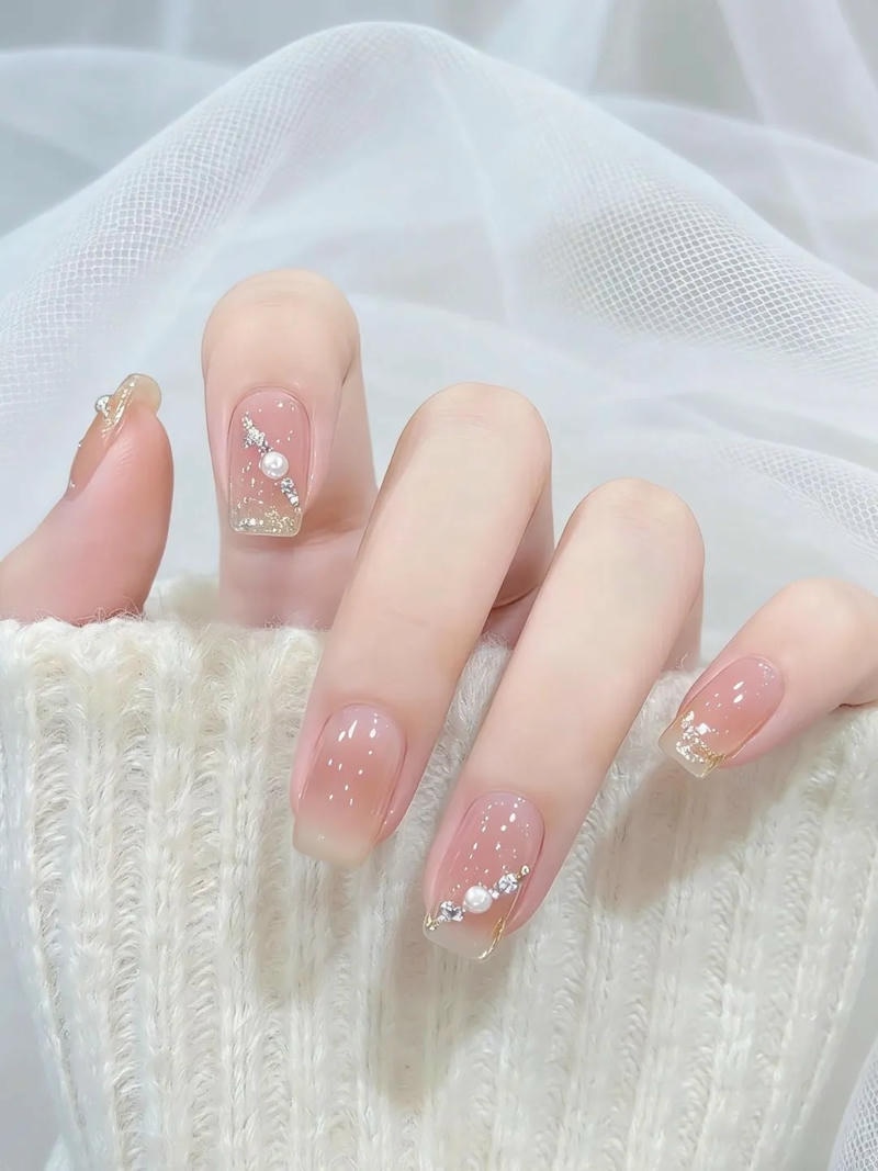 Ngắm nail đơn giản cho học sinh mới