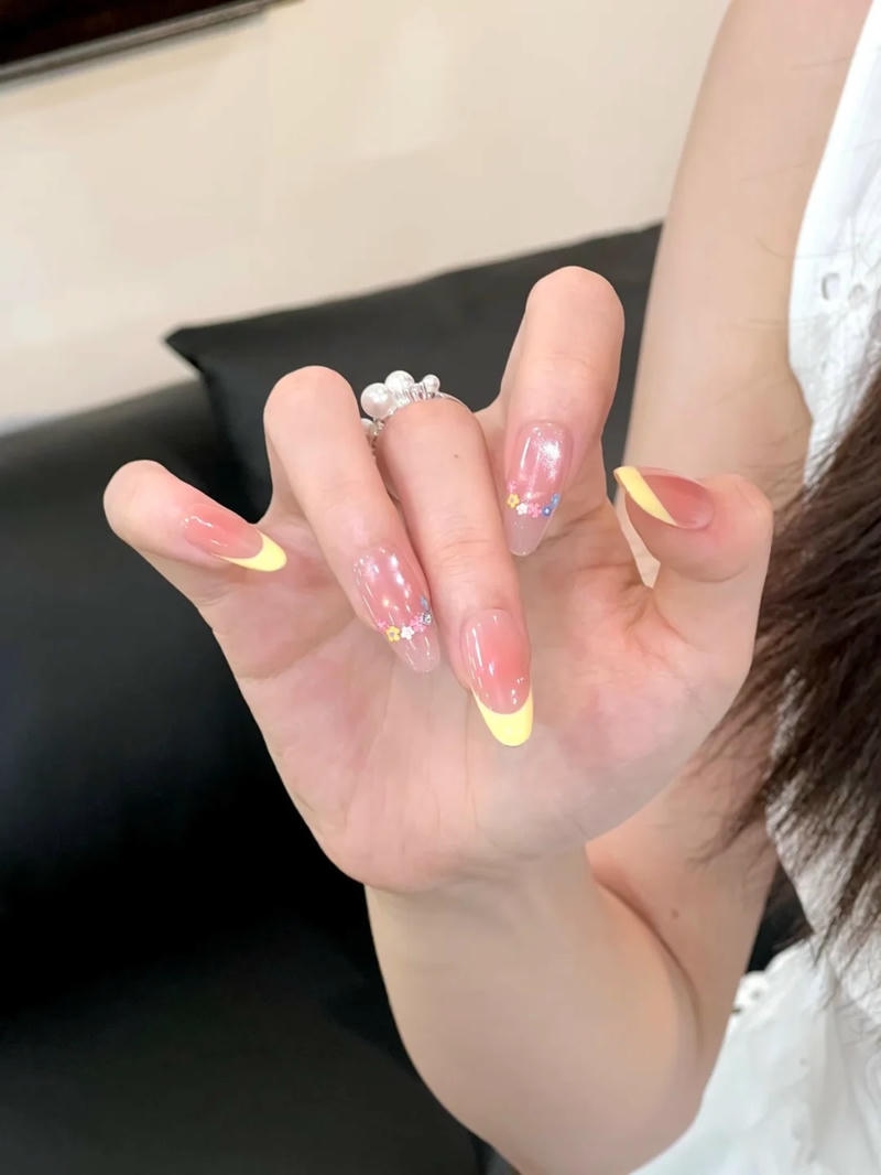 Xem nail màu vàng đẹp nhất