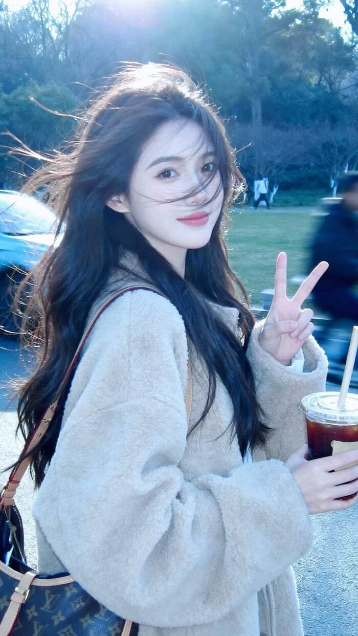 gái xinh cười như nàng thơ