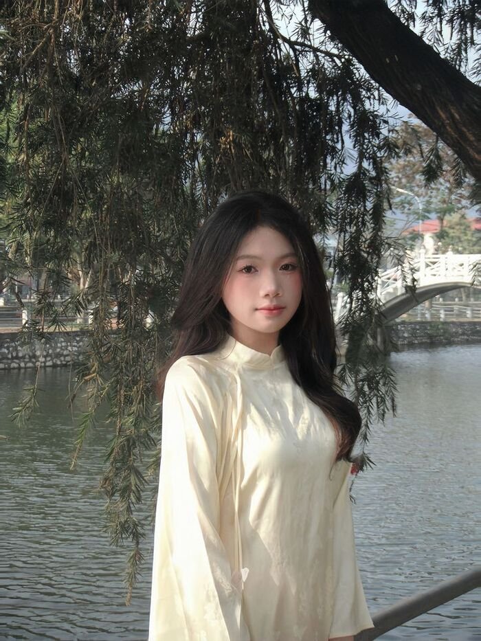gái xinh mặc áo dài dịu