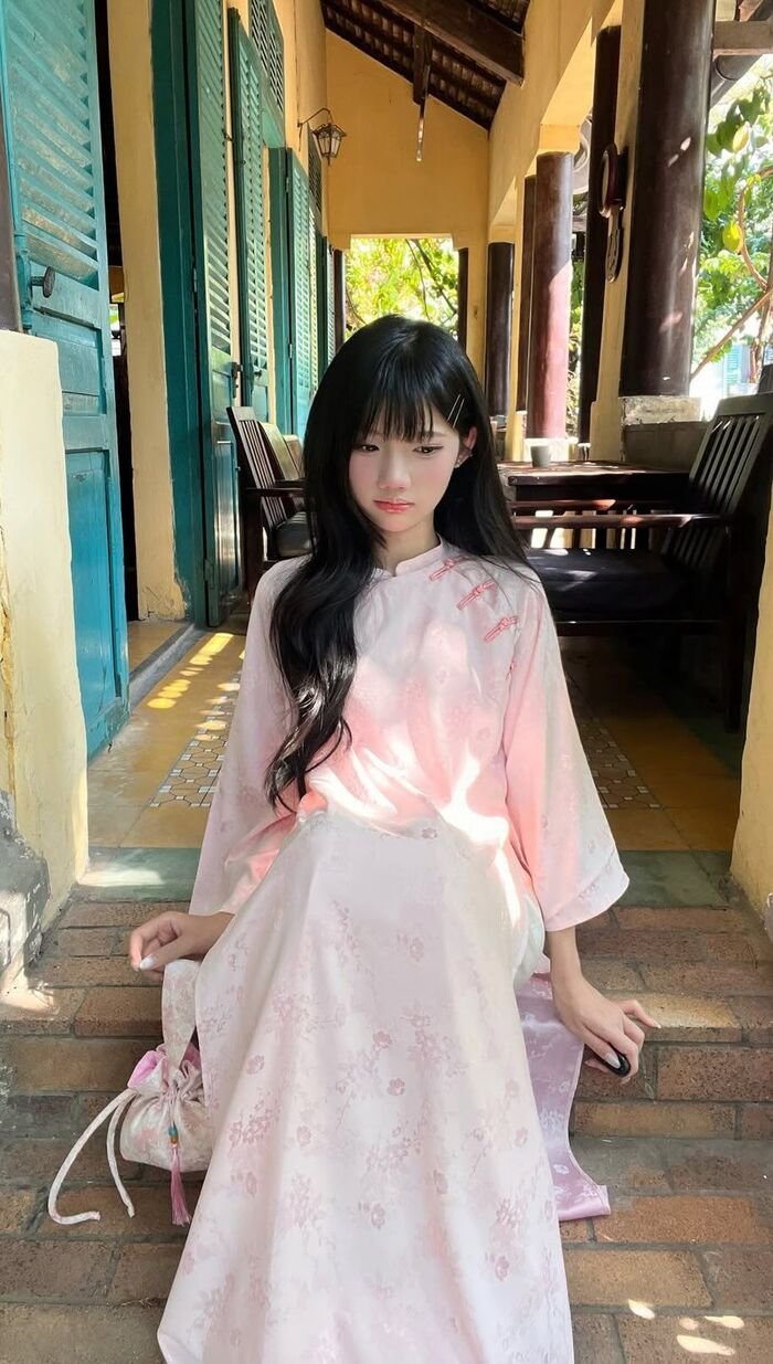 gái xinh mặc áo dài hồng