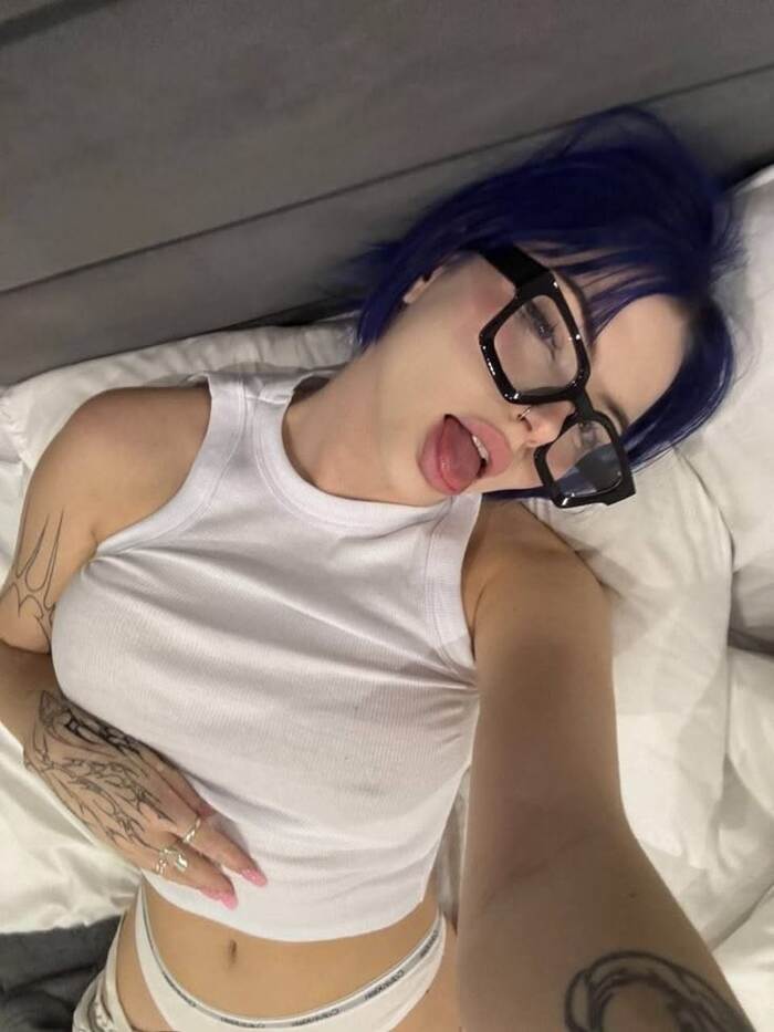 hình gái xinh onlyfan lè lưỡi