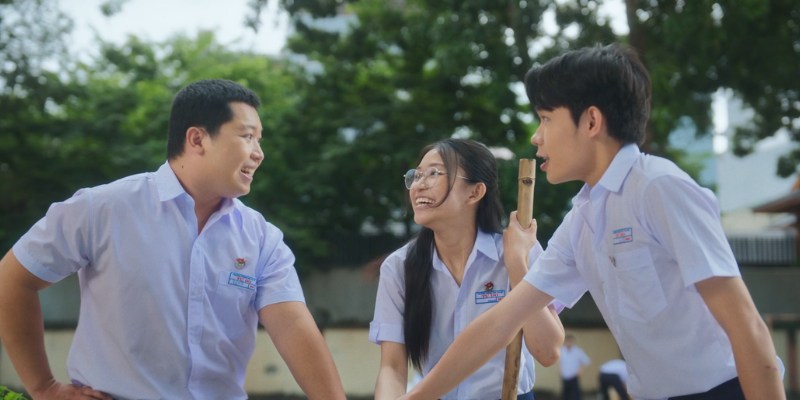 review-noi-dung-phim-kinh-van-hoa-bat-den-con-ma